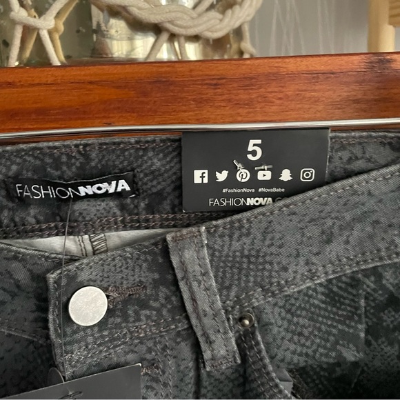 Fashion Nova slither away snake print jeans skinny jeans charcoal print - Picture 6 of 11